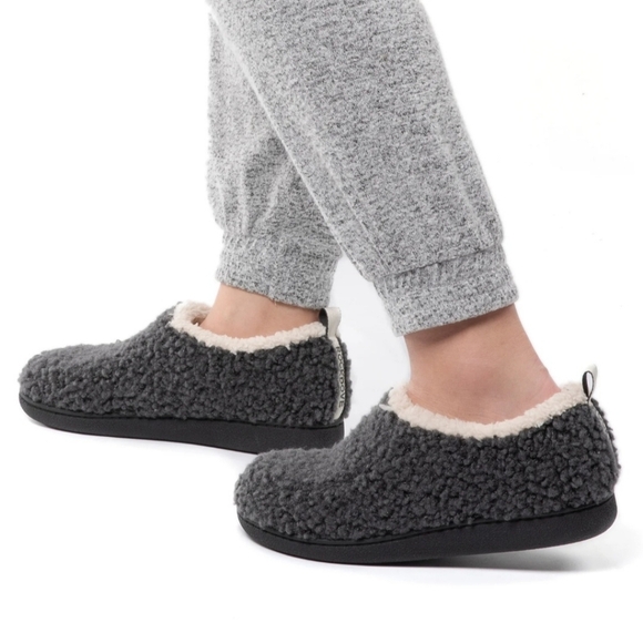 NEW Grey White slippers house shoes indoor outdoor comfortable machine wash - Picture 2 of 6